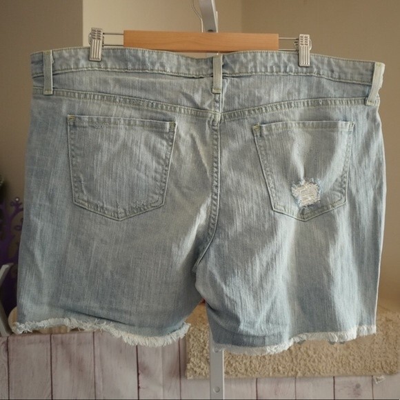 Mossimo sz 18 Distressed Boyfriend Shorts Light Wash - Picture 2 of 7